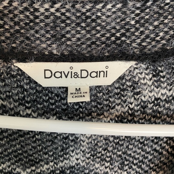 Women’s Animal Pattern Cardigan - Picture 2 of 3